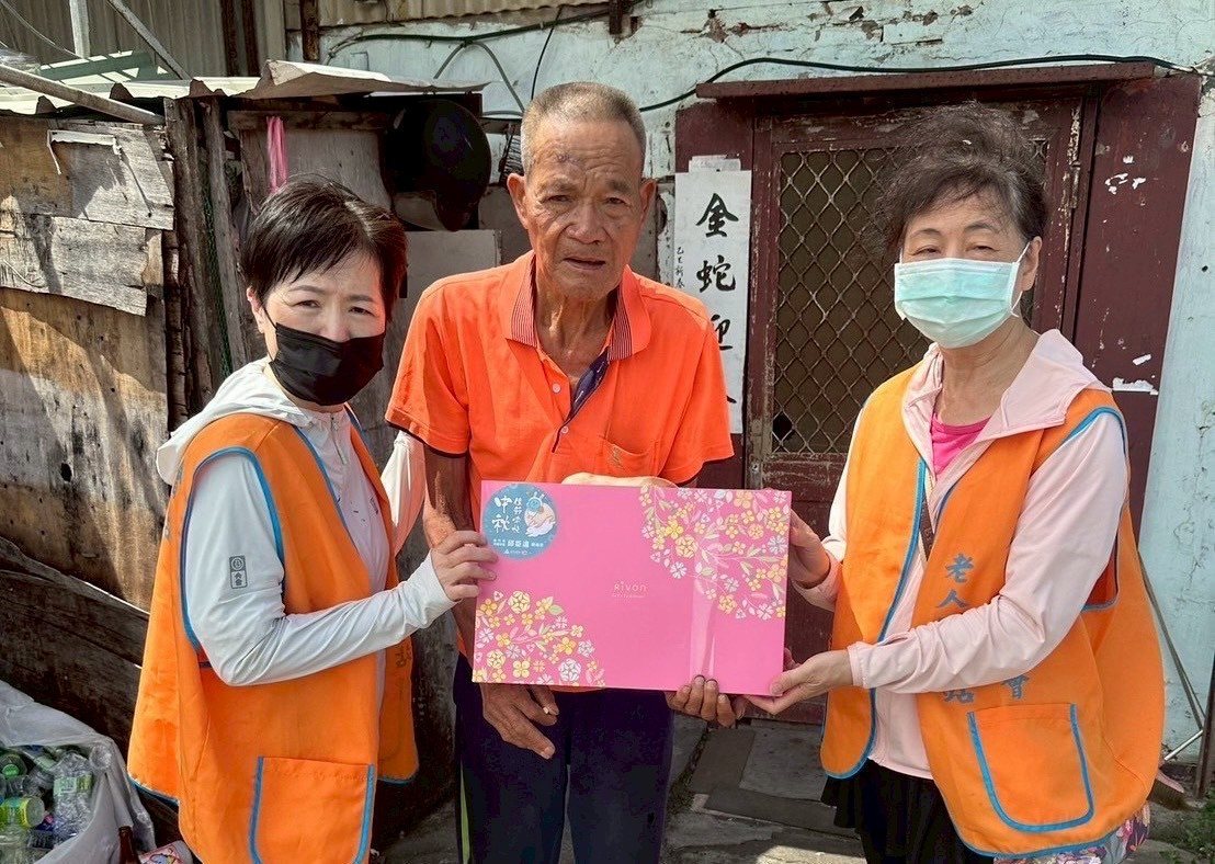 士林福德文化推廣關懷協會志工定期關懷黃姓長輩。