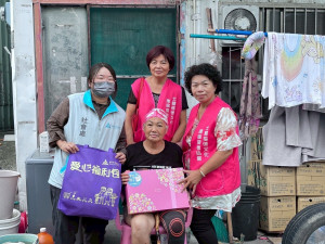 士林福德文化推廣關懷協會志工及社會處同仁致贈黃姓長輩中秋賀禮。