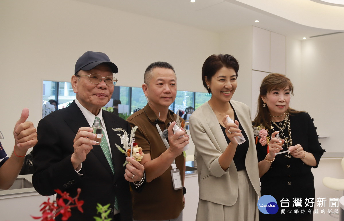 陳總裁、陳廠長、許縣長及總裁夫人推薦好產品。（記者扶小萍攝）