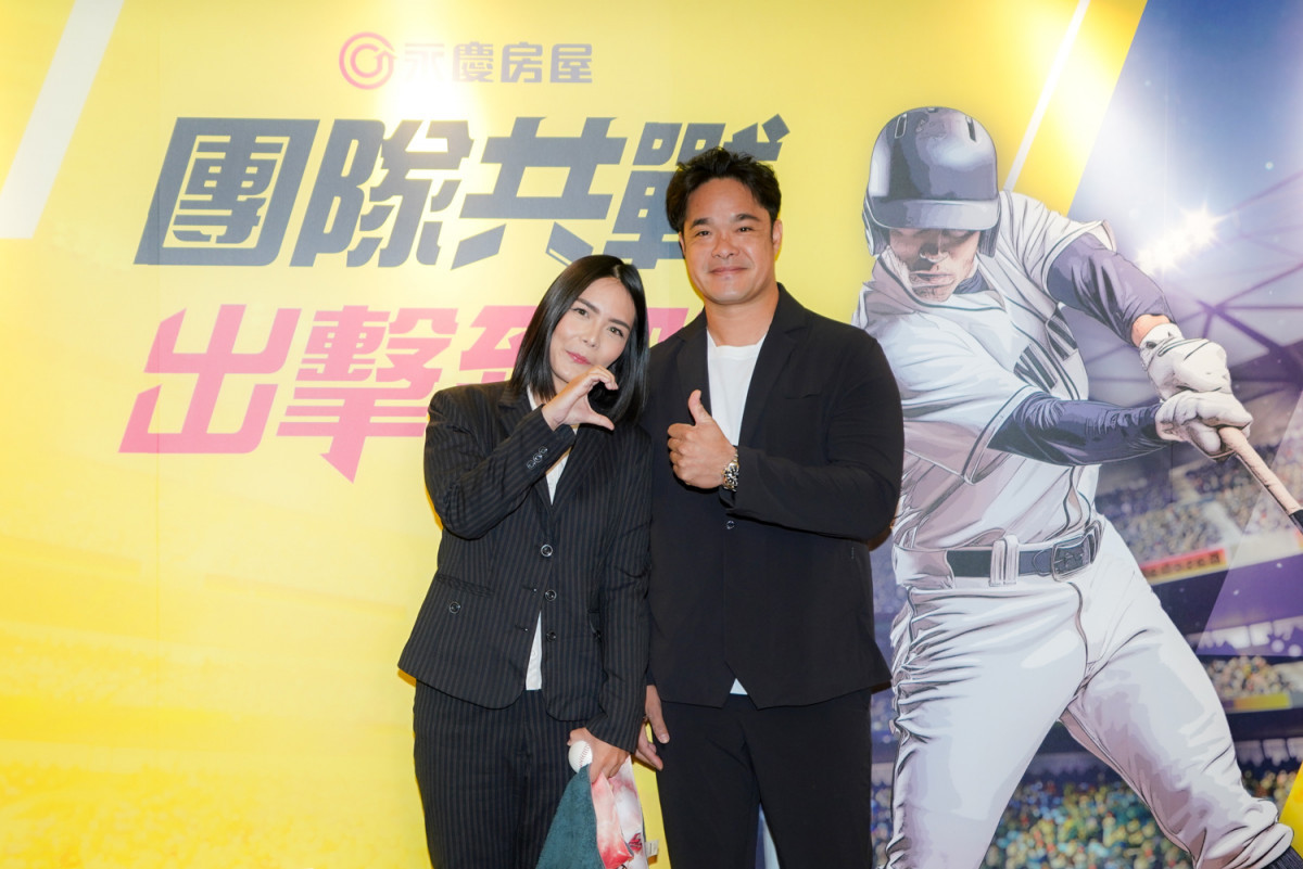 永慶房屋業務優瑪･莎韻「追星成功」，與大師兄林智勝合影。圖/永慶房屋提供
