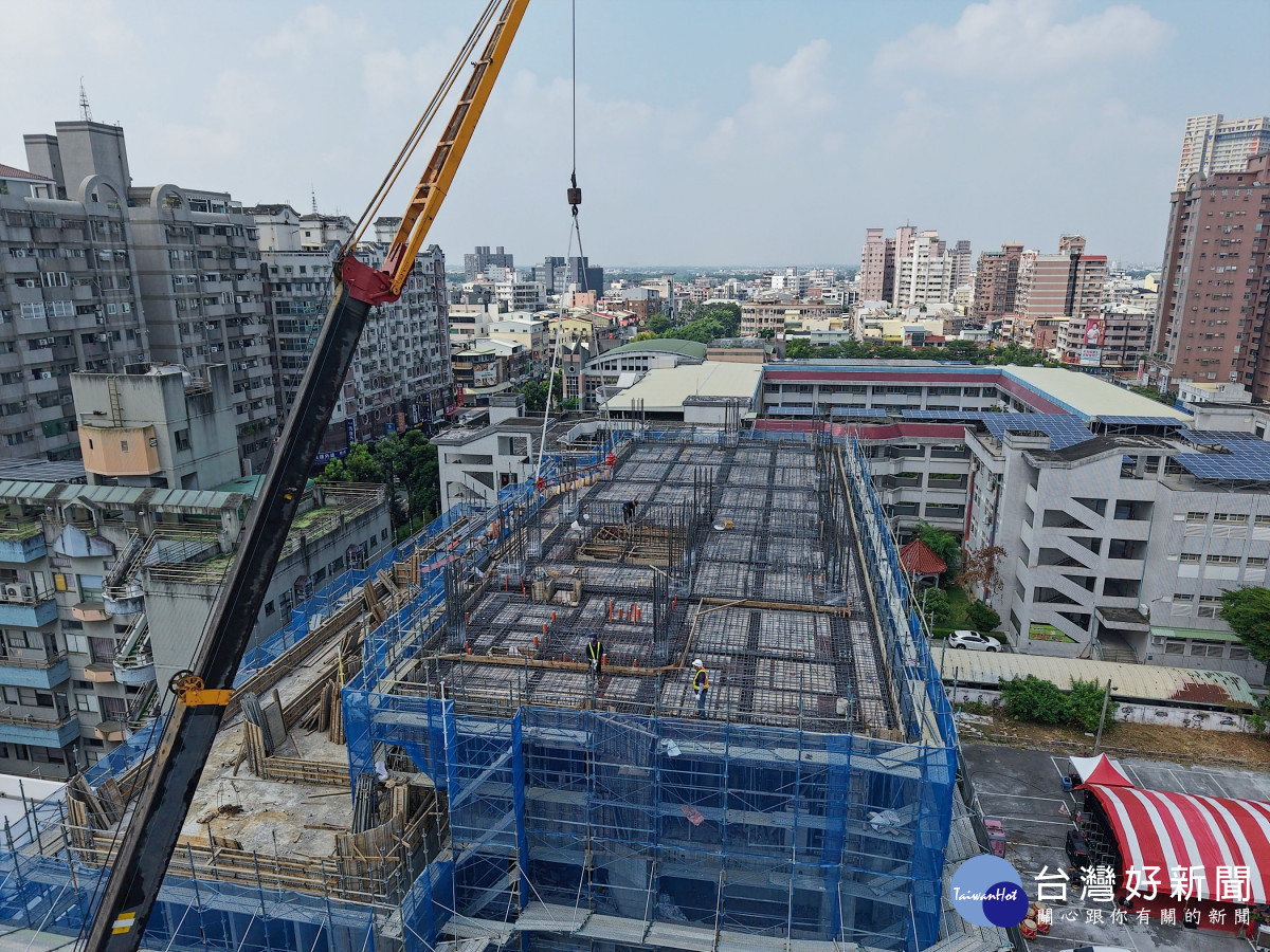 西區區政大樓興建工程今(3)日於友愛路停車場旁基地舉行上樑典禮／市府提供