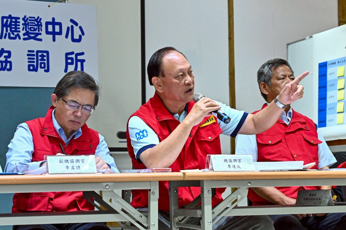 中央災害應變中心前進協調所協調官季連成(中)。（圖／行政院新聞傳播處提供）