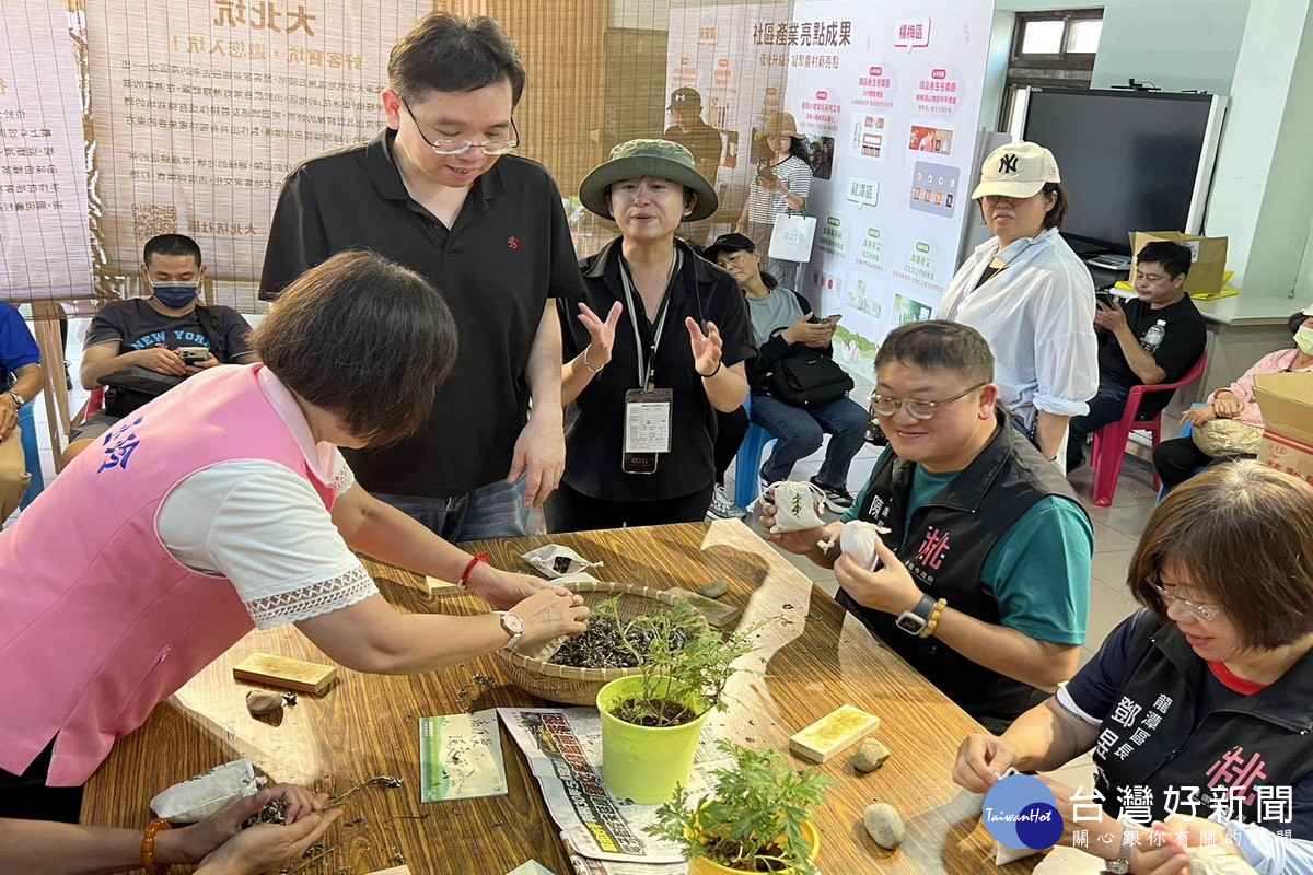「艾草茶香趣」社區產業成果活動，中秋節連假首日於龍潭大北坑休閒農業區熱鬧登場。<br />
