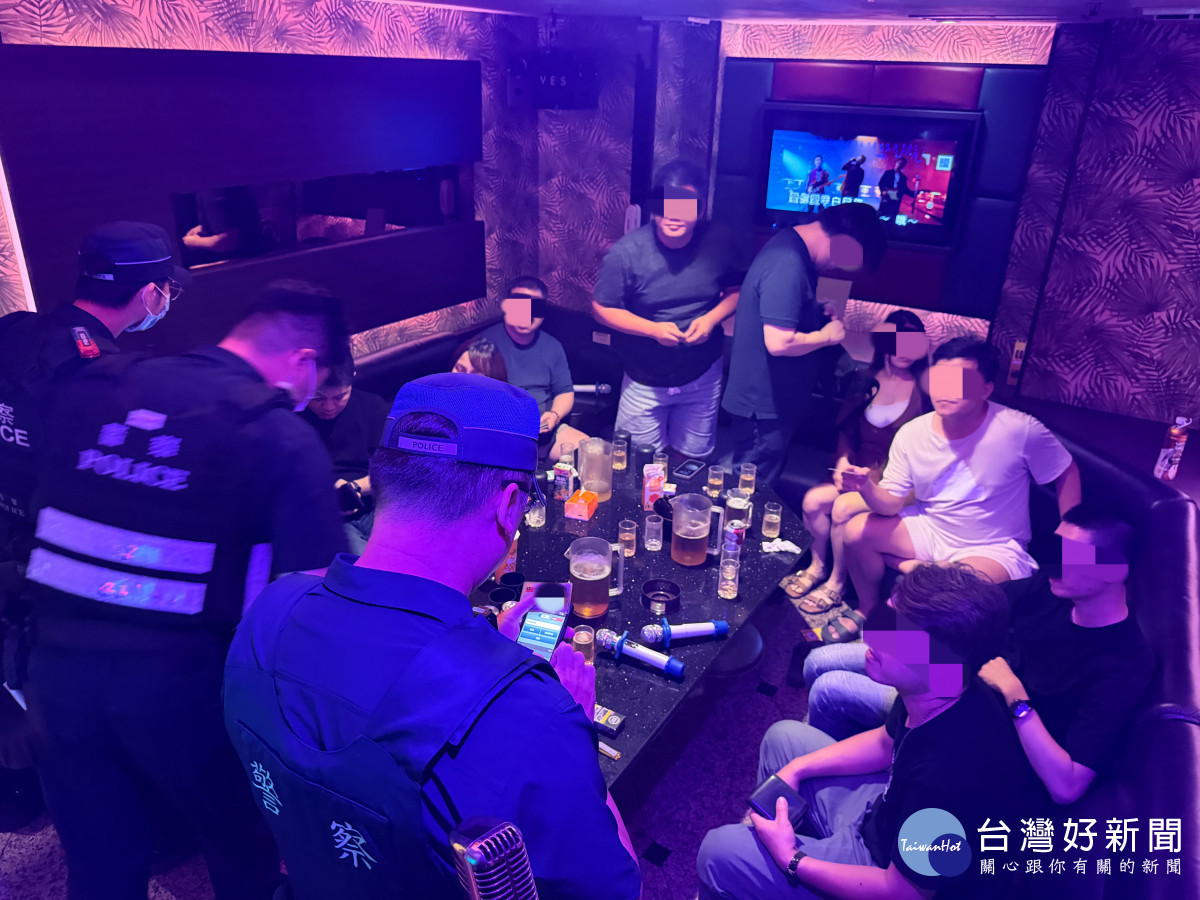 中壢警分局於中秋連假前夕進行擴大臨檢，展現警方讓市民平安過節的決心。