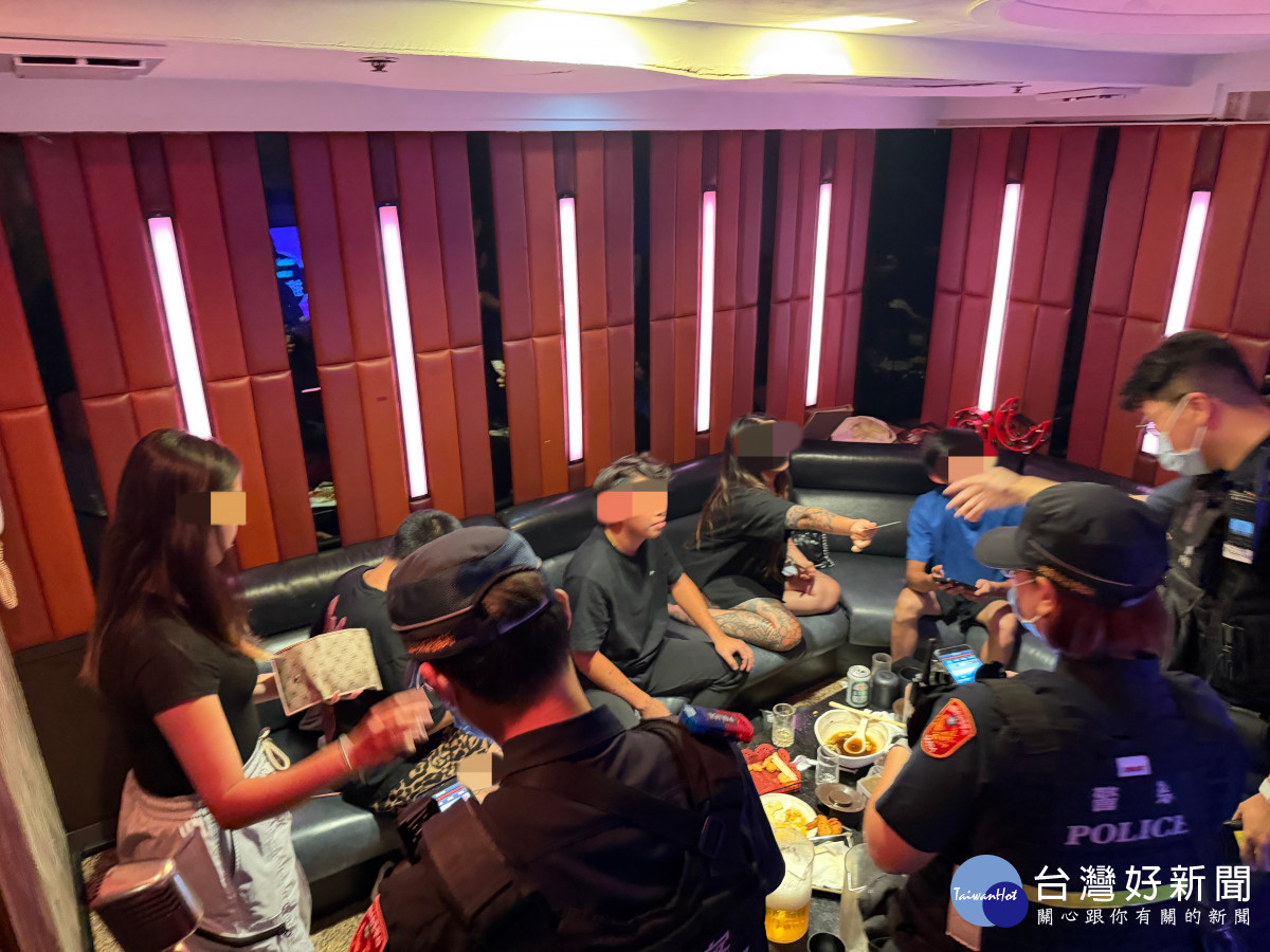 中壢警分局於中秋連假前夕進行擴大臨檢，展現警方讓市民平安過節的決心。