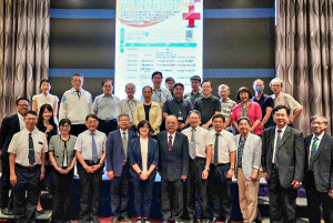 林口長庚醫院攜手各兒童醫療照護核心醫院舉辦論壇，展現歷年來跨院合作的成果（左起第3位為國衛院邱弘毅所長、左起第5位為衛福部醫事司劉越萍司長，皆親臨現場指導）