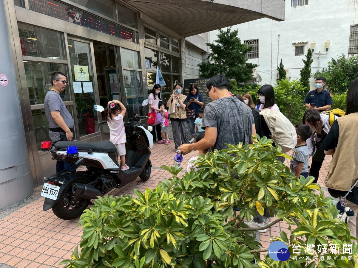 楊梅分局新屋分駐所協助社團法人台灣大心社會福利協會舉辦「職場體驗－小小波麗士」親子活動。