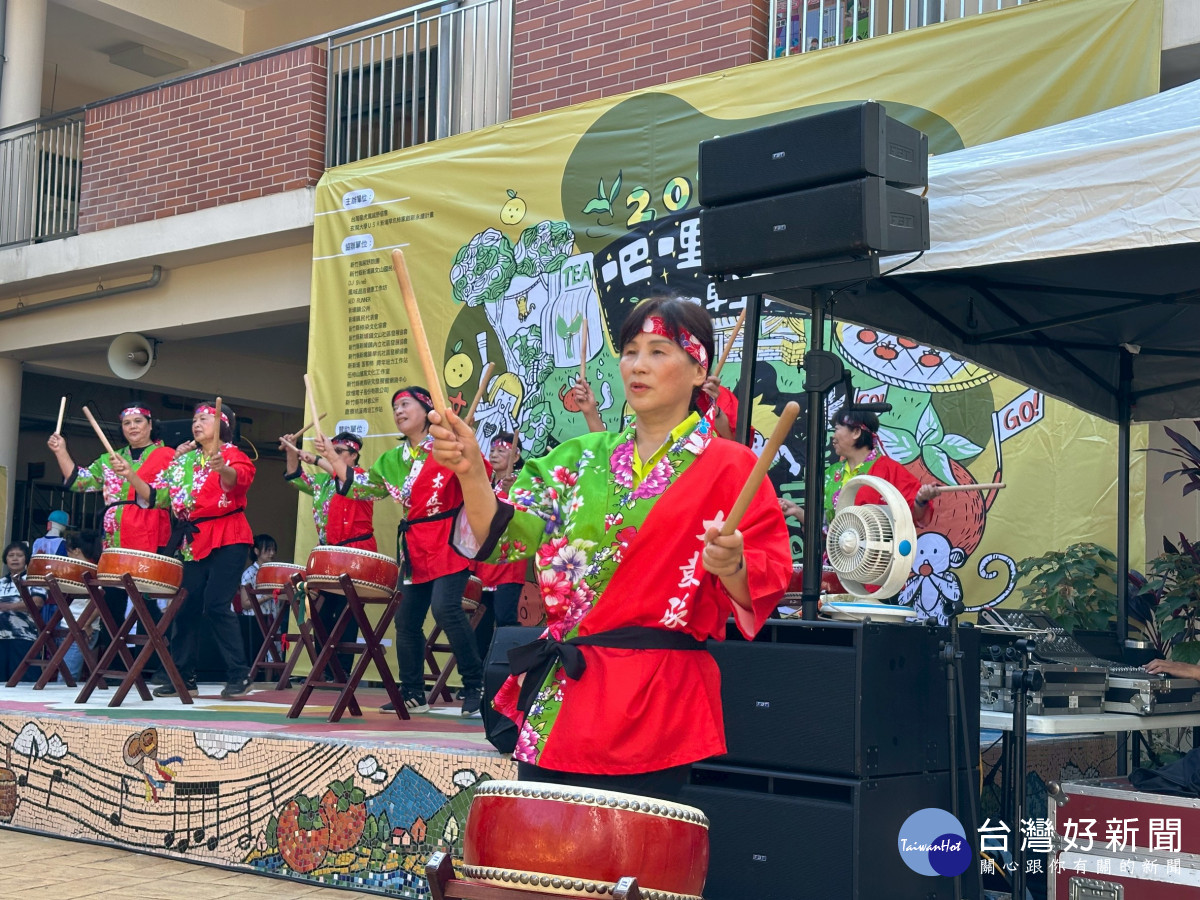 文山社區太鼓隊演出。