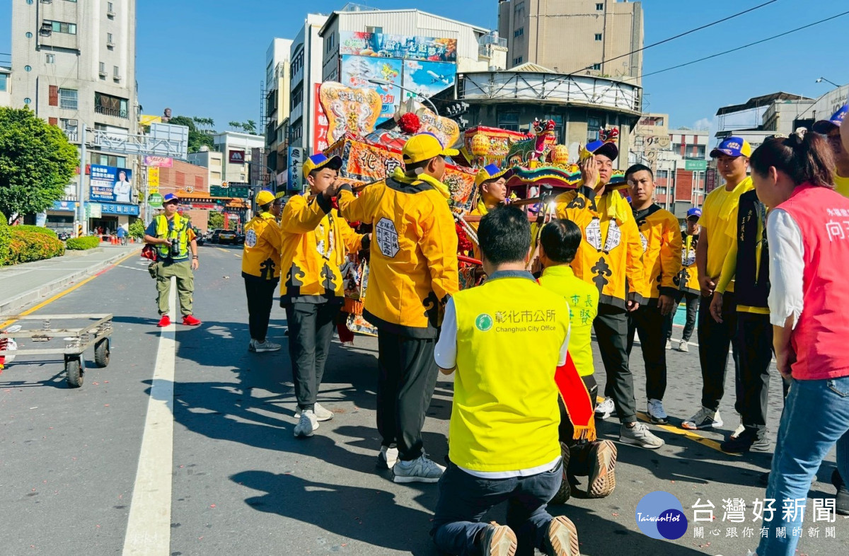 南瑤宮遶境巡角活動主委林世賢市長等人在中華路跪拜開基三媽鑾轎。圖／記者鄧富珍翻攝