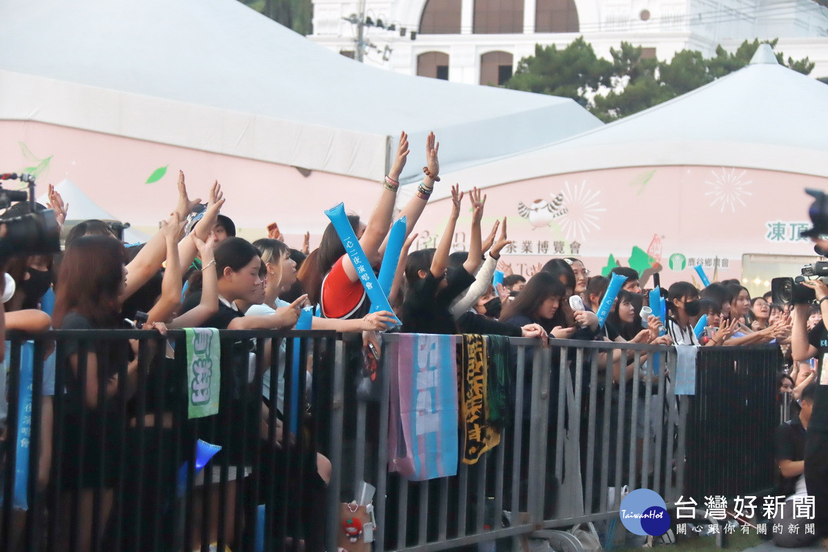 年輕朋友渡過歡樂的音浪之夜。（記者扶小萍攝）