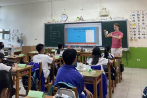 外師於自強國中上課。