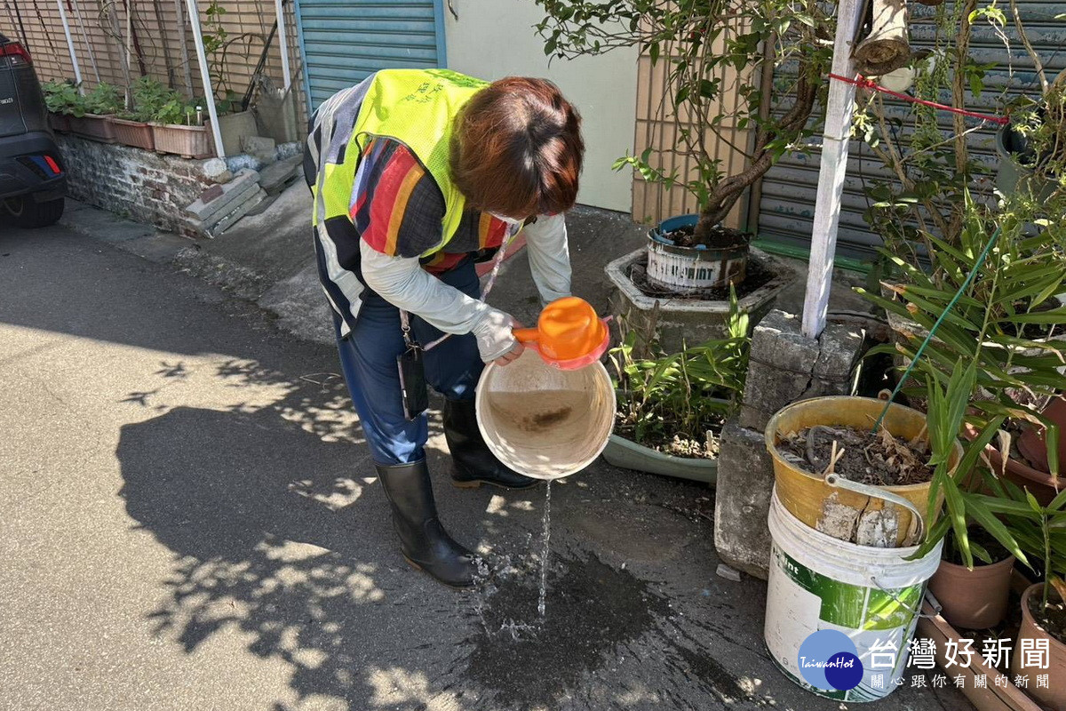 桃園市出現本土登革熱，環保局啟動「雙防線」全面圍堵疫情。<br />

