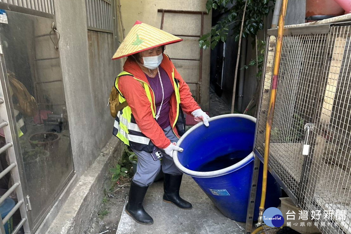 桃園市出現本土登革熱，環保局啟動「雙防線」全面圍堵疫情。<br />
