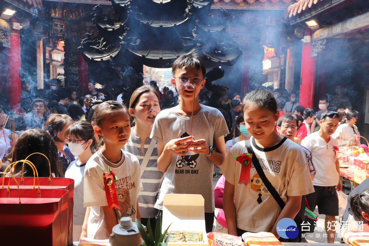 嘉義縣新港奉天宮全國各地契子女與信眾齊聚一堂團圓參拜／嘉義縣府提供