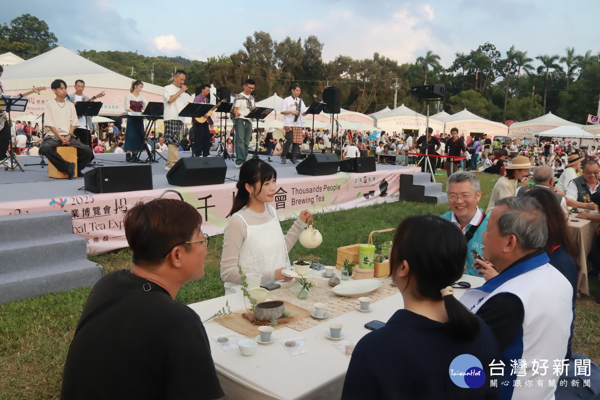 千餘民眾喝好茶聆賞台上樂團表演。（記者扶小萍攝)