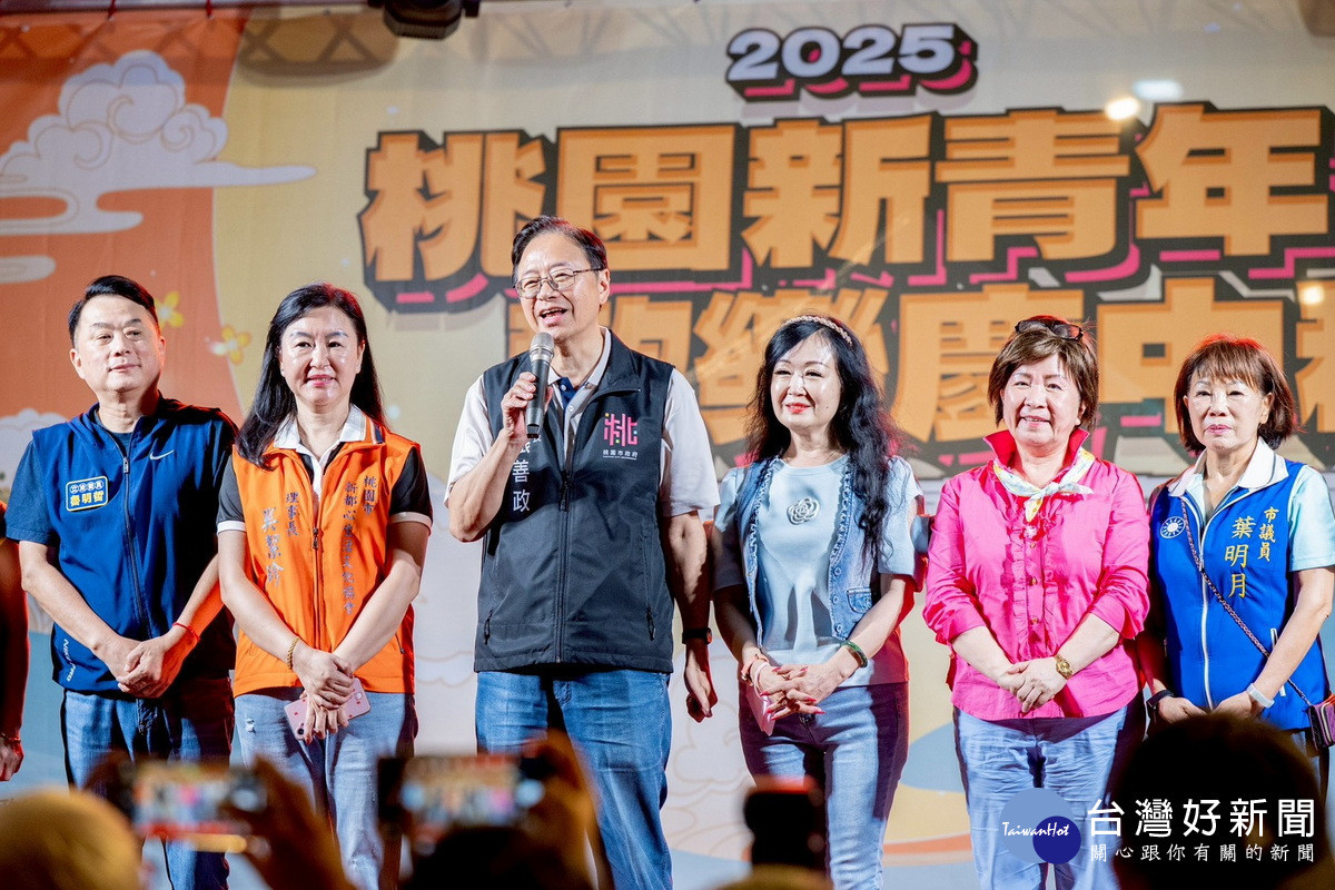 桃園市長張善政伉儷出席「中壢萬人封街烤肉」活動致詞。<br />
