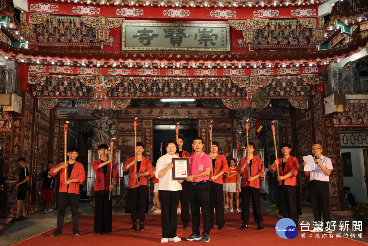 雲林縣長張麗善親手頒發民俗登錄證書給保存者水汴頭崇賢寺／翻攝照片