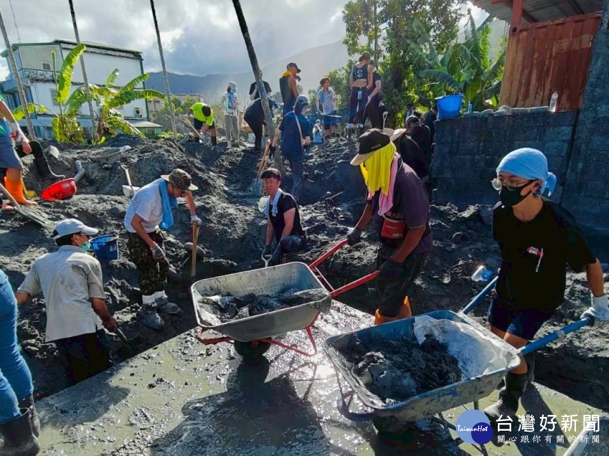 中原大學發起「師生攜手為花蓮馬太鞍災區重建家園」行動，志工合作清理溝渠淤泥。