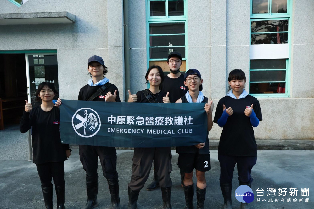 中原大學「緊急醫療救護社」志工參與災區服務行動，與團隊並肩作業，即時提供急救支援。