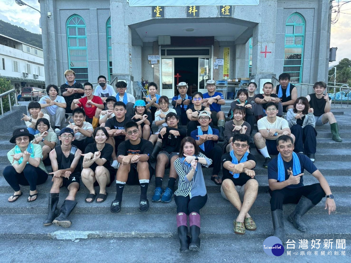 中原大學學務長金亭佑(前排中)連續三天親自帶隊前進災區，與師生並肩投入清淤復原。