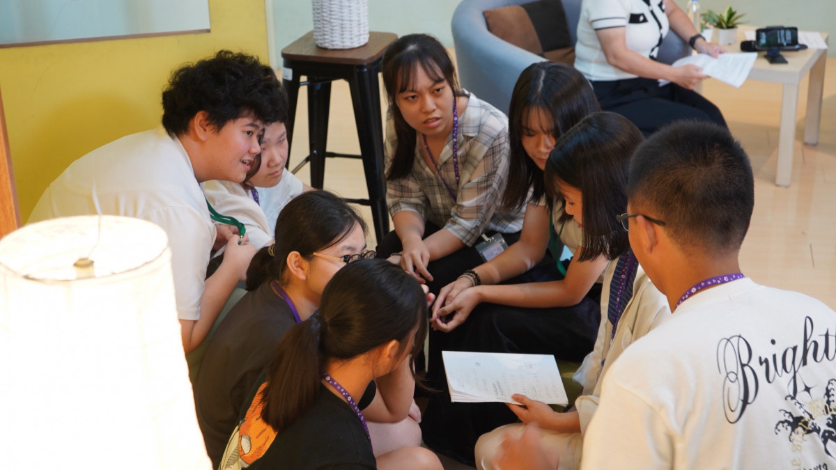 「主委會客室」第一集來賓邀請榮獲今年全國客語對話能力競賽優勝的隊伍。