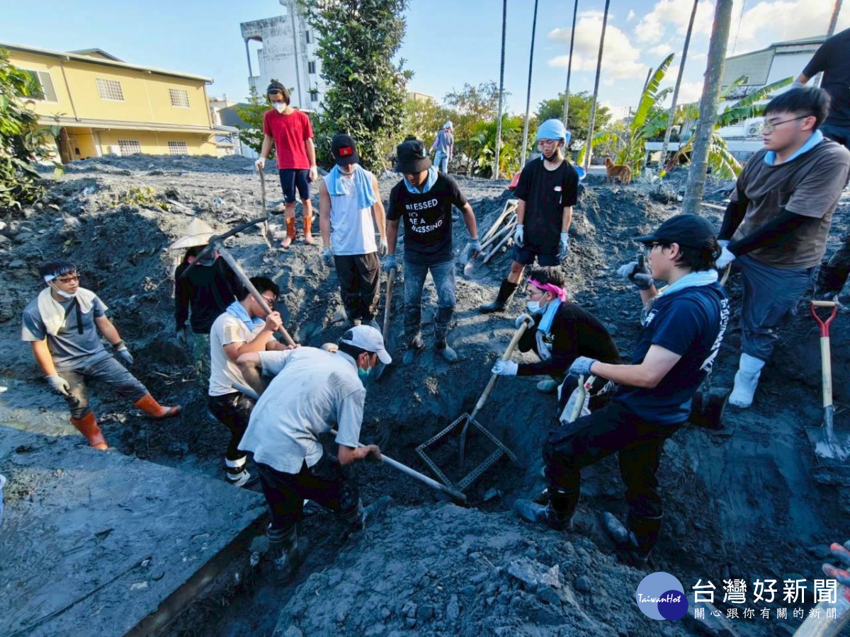 中原大學師生攜手為花蓮馬太鞍災區重建家園，協助住戶整頓環境與溝渠疏通。