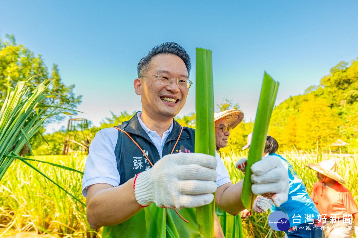 桃園市副市長蘇俊賓向大家推薦三坑筊白筍。<br />
