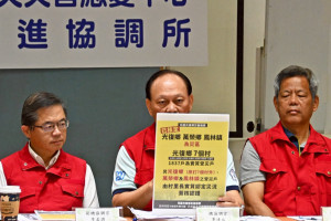 中央災害應變中心前進協調所協調官季連成（中）。（圖／行政院新聞傳播處提供）