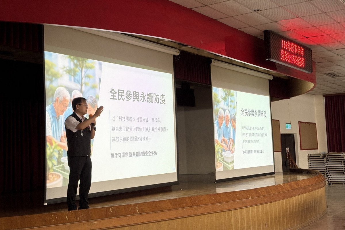 蘆竹區長李岳壇講解登革熱巡檢APP，期待志工落實防疫及通報。<br />
