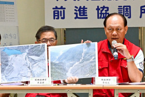中央災害應變中心前進協調所協調官季連成(右)。（圖／行政院新聞傳播處提供）