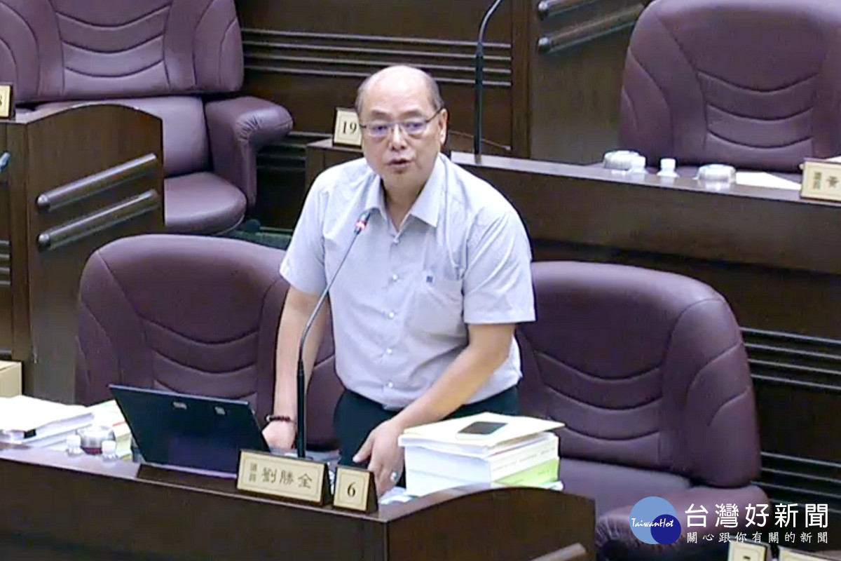桃園市議員劉勝全於議事堂進行質  。<br />
