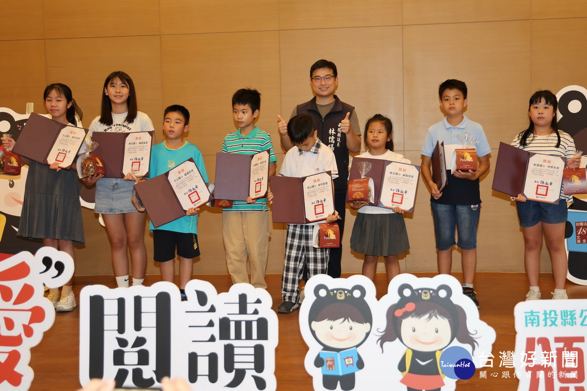 林儒暘議員為同學頒獎。（記者扶小萍攝）