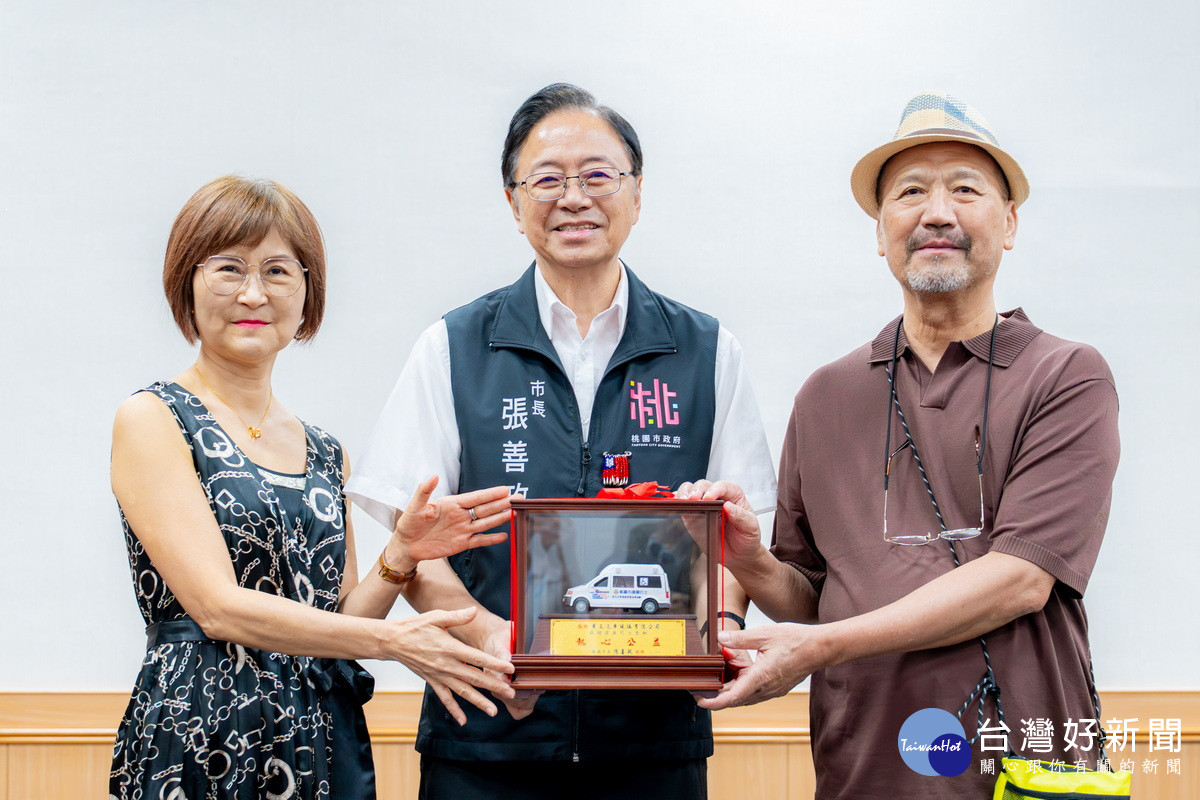 桃園市長張善政回贈景文汽車玻璃公司感謝牌。<br />
