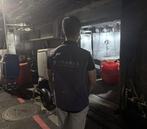 百威食品違法使用工業級雙氧水從事B級大腸漂白加工，台北市府衛生局獲報後稽查轄內業者市售豬腸。（圖／台北市府衛生局）
