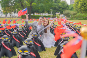 70隻黑貓升旗成打卡焦點，新人婚紗也搶入鏡。