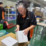 離開旅行社的羅姐苦尋工作不著，所幸在新營就業中心的協助下，搭配多項就業促進工具，成功媒合至威舜股份有限公司擔任包裝員