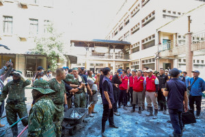 行政院長卓榮泰8日視察國軍協助花蓮光復商工復原情形。（圖／行政院新聞傳播處）