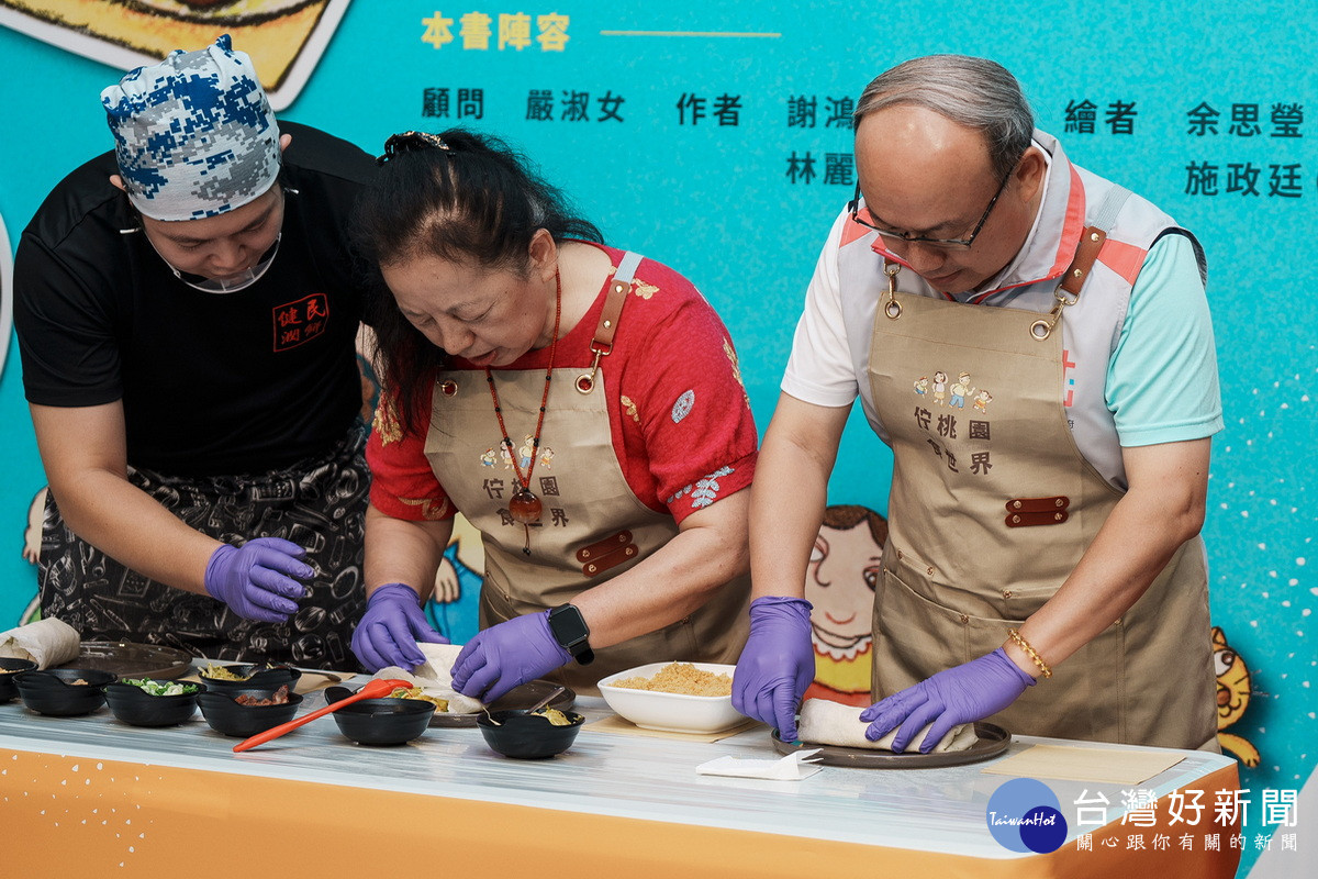 桃園市政府文化局長邱正生與美食業者一起動手做美食。<br />
