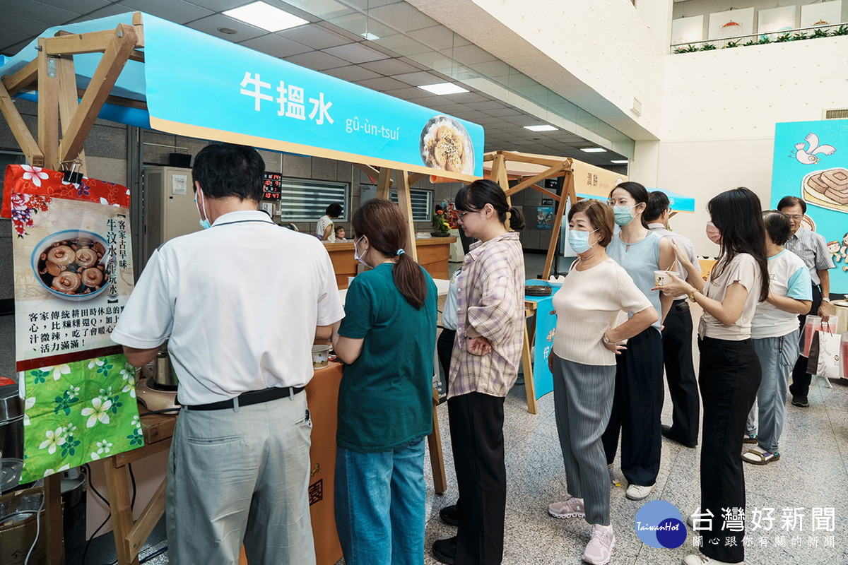 發表會中民眾爭相排隊吃美食。<br />
