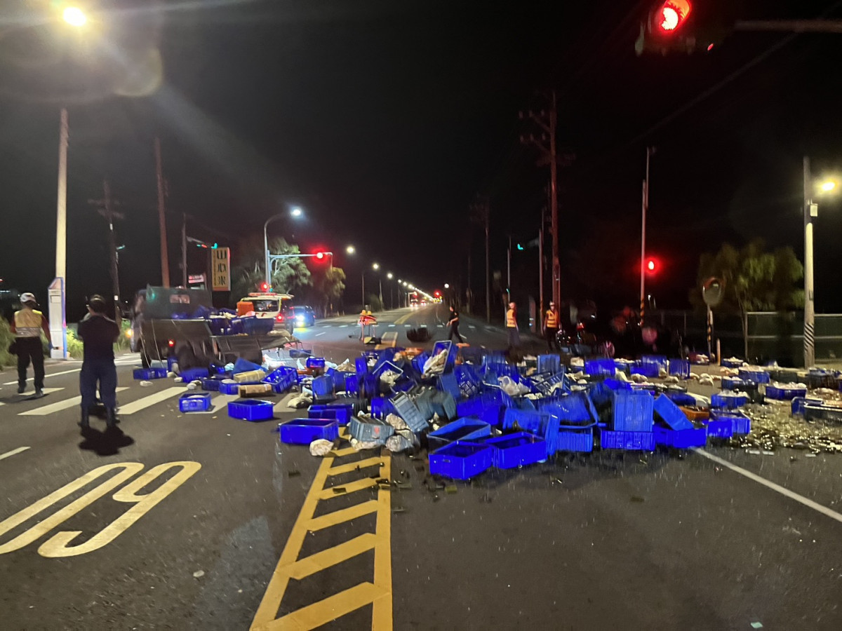新屋凌晨驚魂，23歲男返家途中追撞小貨車不幸身亡。
