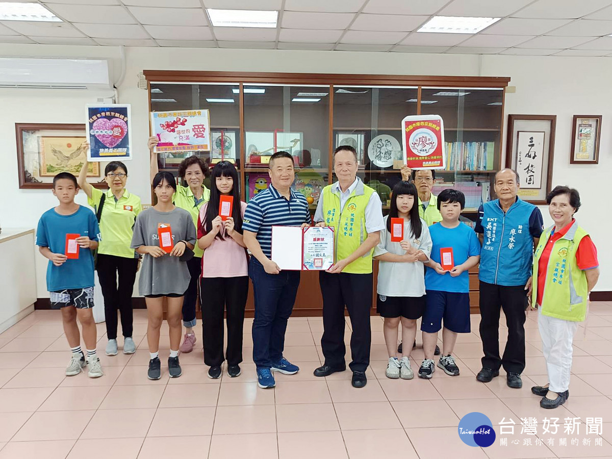 桃園市廖氏宗親會捐贈獎學金      觀音國小五位優秀同學獲得