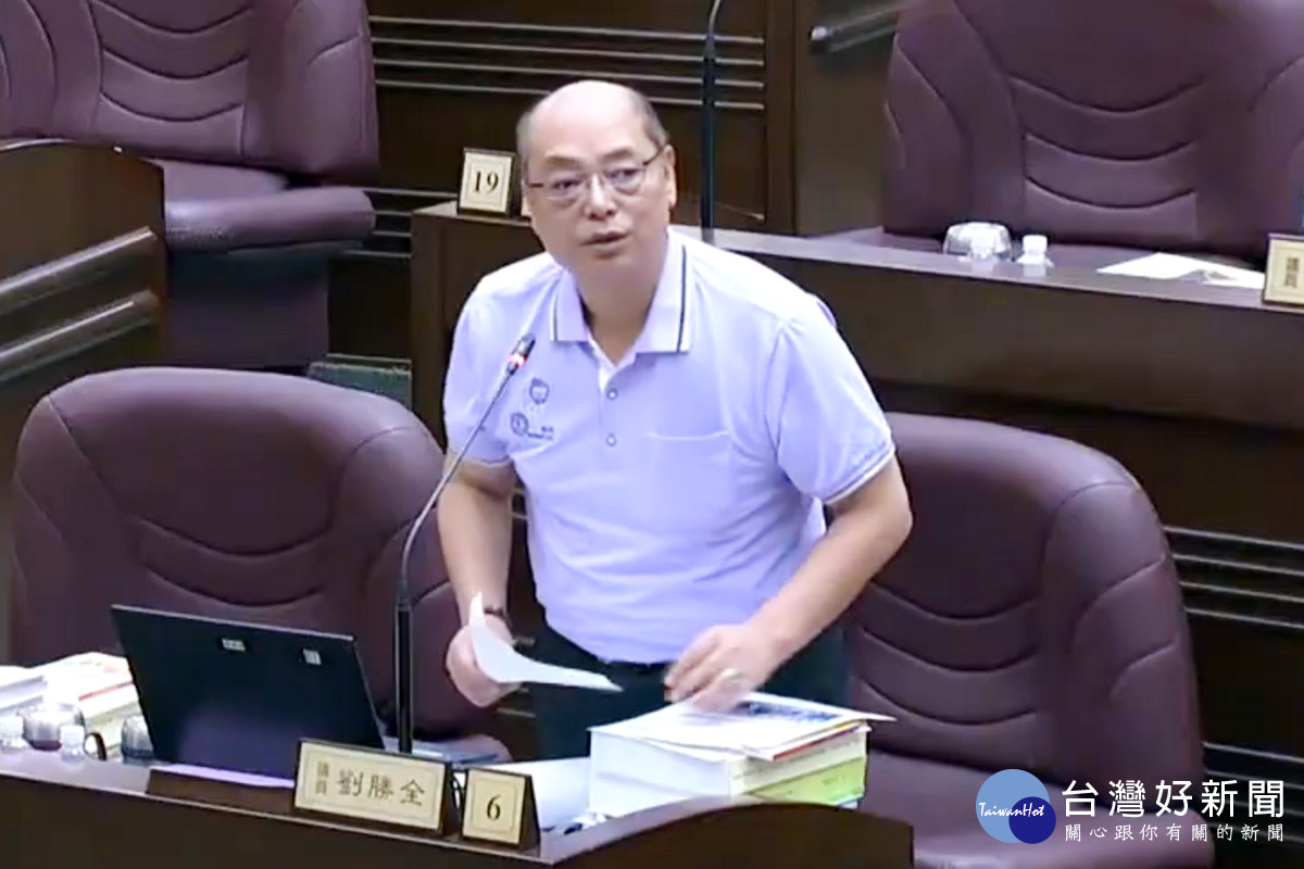 針對蘆竹11公墓遷葬事宜，桃園市議員劉勝全於議事堂進行質詢。<br />
