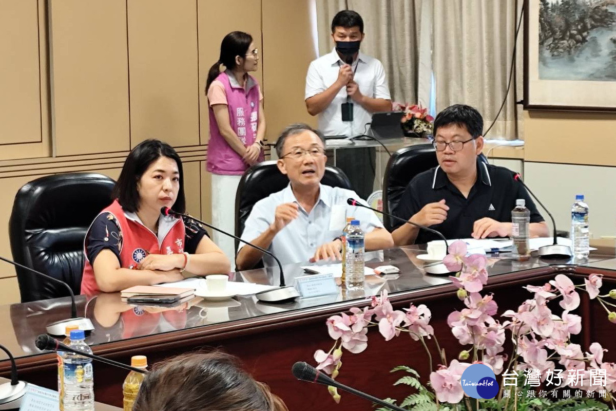 針對新興高中輔導與特教師資不足，桃園市議員張碩芳召開座談會。
