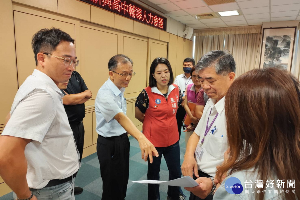 針對新興高中輔導與特教師資不足，桃園市議員張碩芳召開座談會。