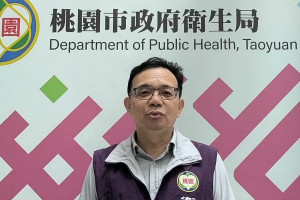 桃園市政府衛生局健康促進科長張敬葳說明直播抽獎活動。