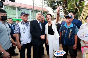許縣長陪同韓院長逛茶博。（縣府提供）