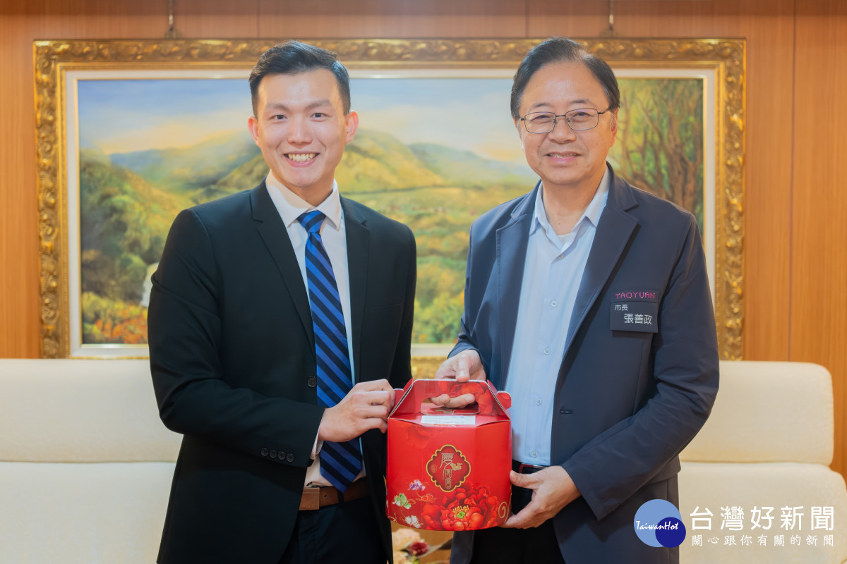 楊璽致贈張市長見面禮。<br />
<br />

