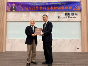 長年在政治學領域深耕，兼具學術與行政貢獻的趙永茂教授(左)獲頒暨大榮譽講座教授，由校長武東星教授(右)頒授證書。（暨大提供）