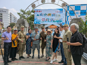 林世賢市長偕同中興莊眷村人文協進會理事長高華國（右六）共同主持中興莊行動博物館。圖／記者鄧富珍翻攝