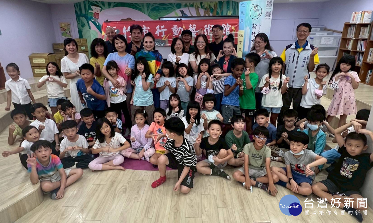 科園國小行動藝術館大合照。